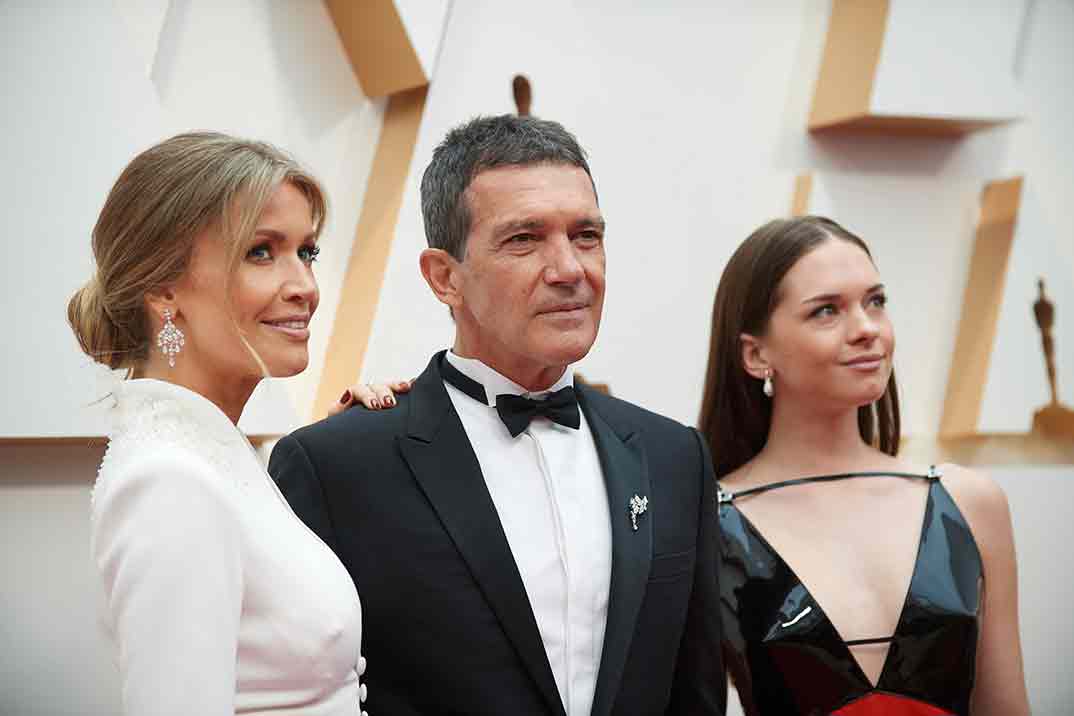 Nicole Kimpel, Antonio Banderas y Stella del Carmen - Oscars 2020 © A.M.P.A.S.