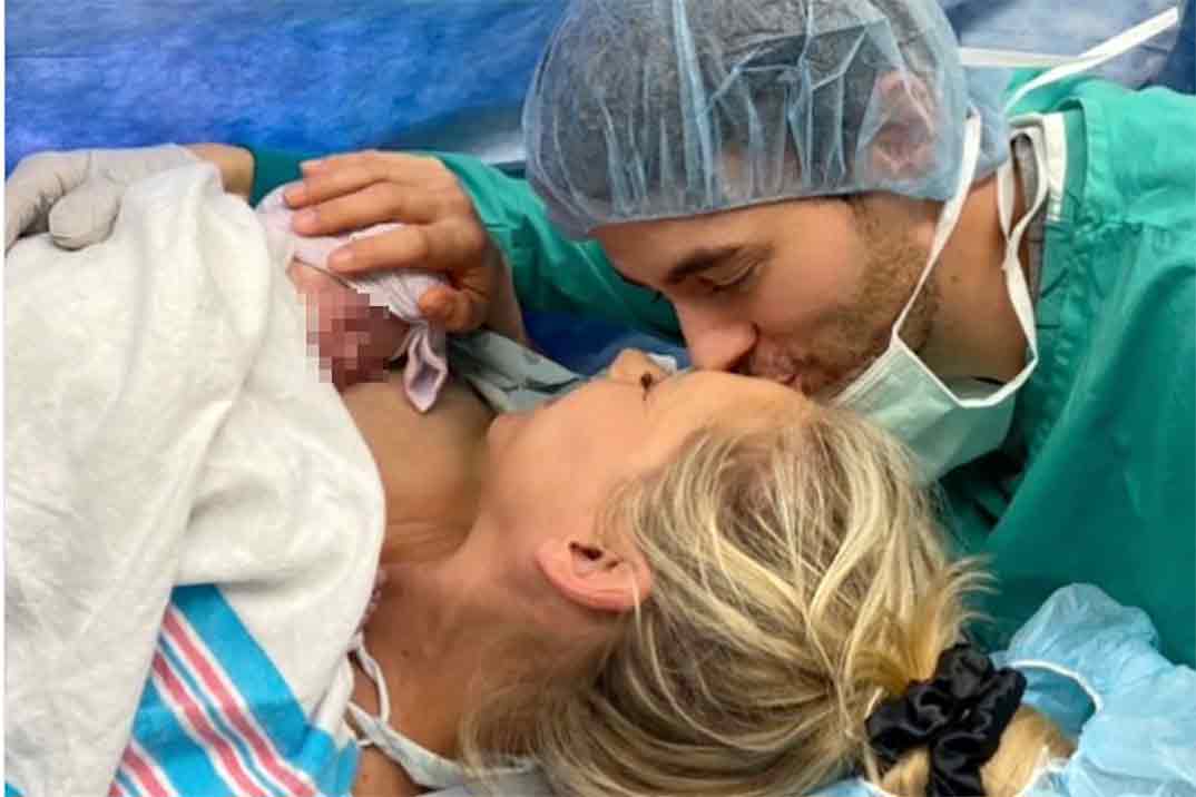 Primera foto de familia de Enrique Iglesias y Anna Kournikova con su tercera hija