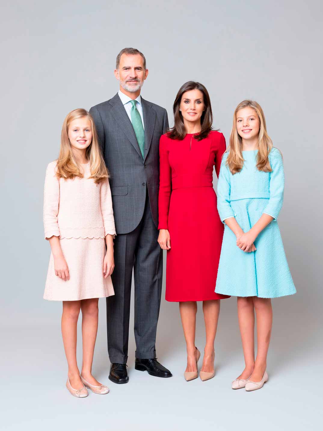 Reyes Felipe y Letizia con la Princesa Leonor y la Infanta Sofía (Estela de Castro) © Casa de S.M. el Rey