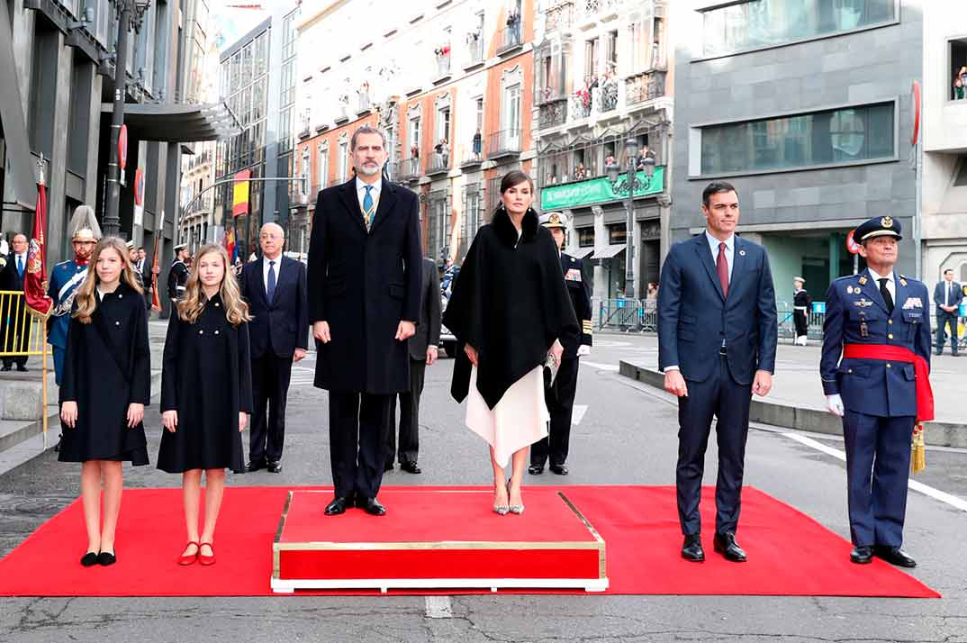 Reyes Felipe y Letizia con la princesa Leonor y la infanta Sofía - Solemne Ceremonia de Apertura de la XIV Legislatura © Casa S.M. El Rey