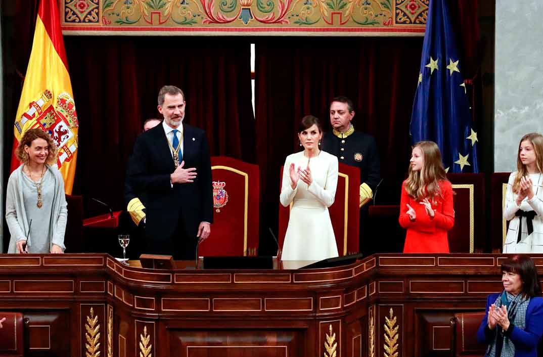 Reyes Felipe y Letizia con la princesa Leonor y la infanta Sofía - Solemne Ceremonia de Apertura de la XIV Legislatura © Casa S.M. El Rey