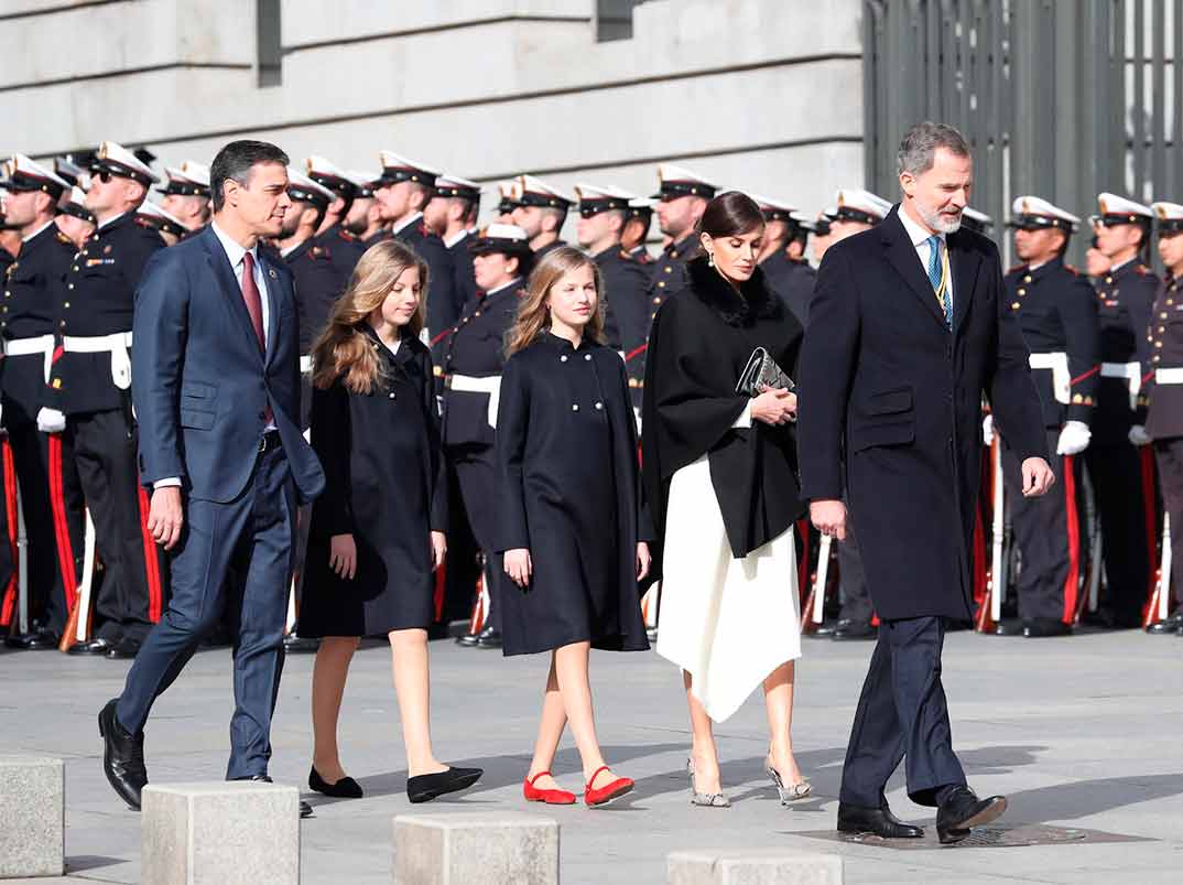 Reyes Felipe y Letizia con la princesa Leonor y la infanta Sofía - Solemne Ceremonia de Apertura de la XIV Legislatura © Casa S.M. El Rey