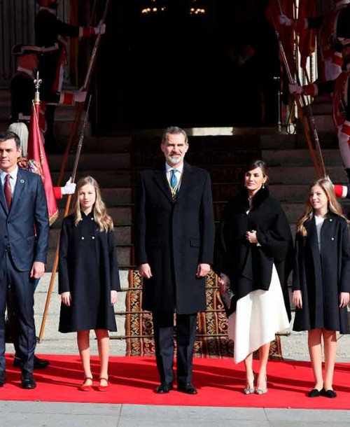 La princesa Leonor y la infanta Sofía asisten a la apertura de las Cortes con los Reyes Felipe y Letizia