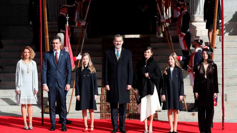 La princesa Leonor y la infanta Sofía asisten a la apertura de las Cortes con los Reyes Felipe y Letizia