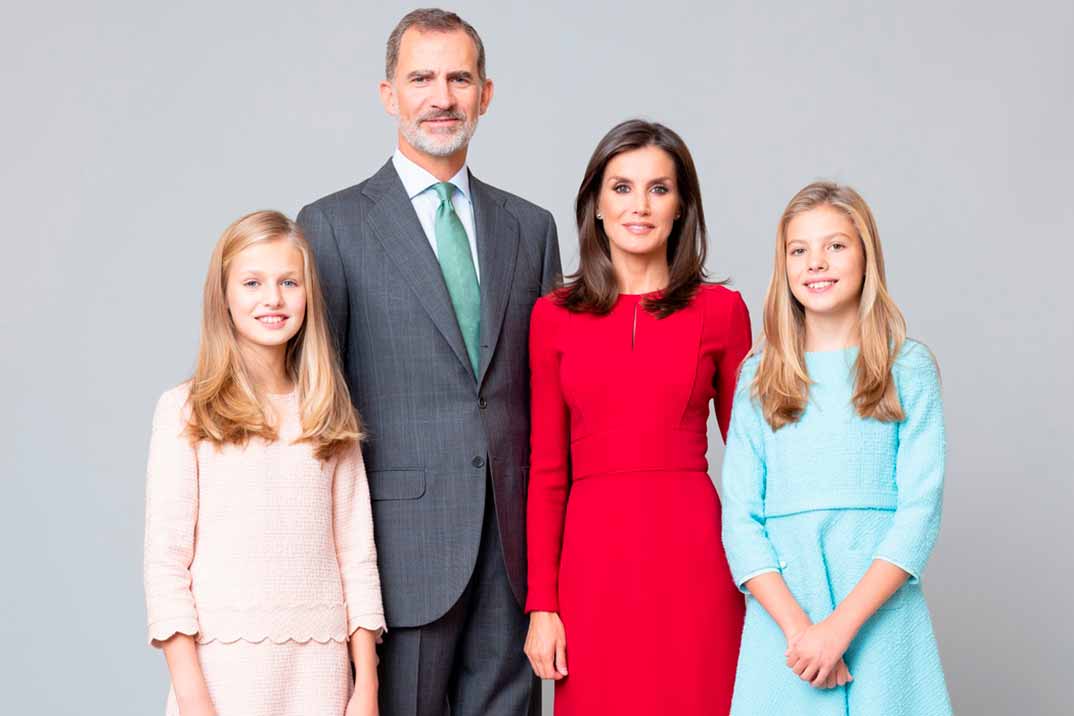 Reyes Felipe y Letizia con la Princesa Leonor y la Infanta Sofía (Estela de Castro) © Casa de S.M. el Rey