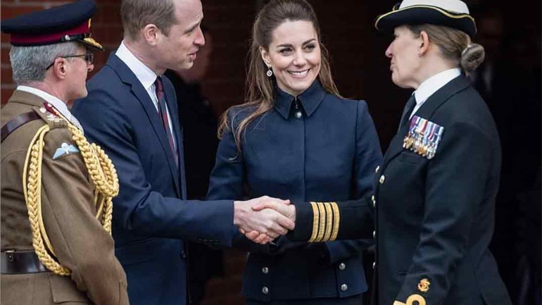 Kate Middleton desafía al frío con un perfecto estilismo de Alexander McQueen