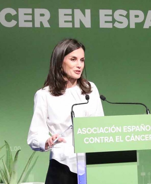 La reina Letizia, en blanco y negro, apoya la lucha contra el cáncer