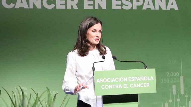 La reina Letizia, en blanco y negro, apoya la lucha contra el cáncer