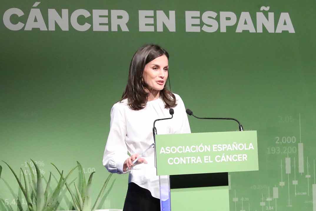 La reina Letizia, en blanco y negro, apoya la lucha contra el cáncer