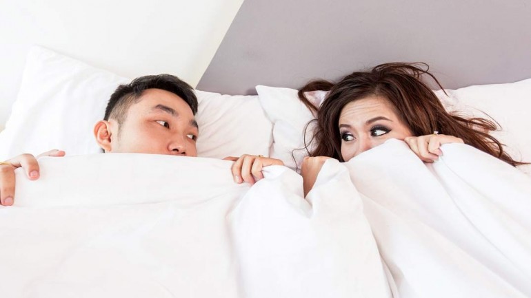 pareja-tabues-cama