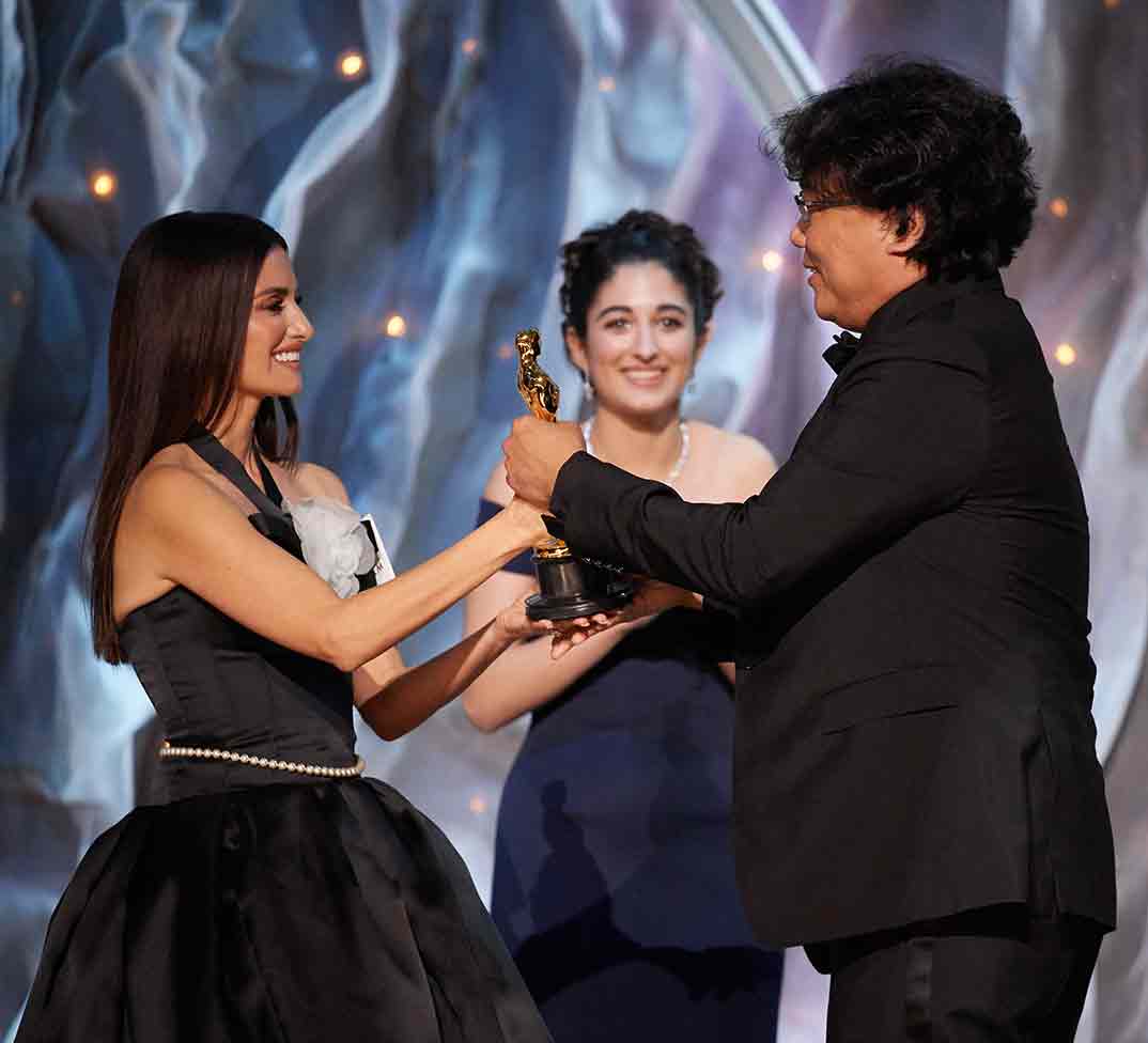 Penélope Cruzy y Bong Joon Ho - Oscars 2020 © A.M.P.A.S.