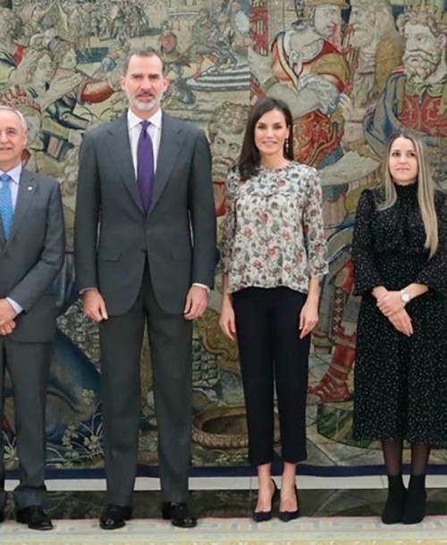 La nueva blusa de estampado floral de la reina Letizia