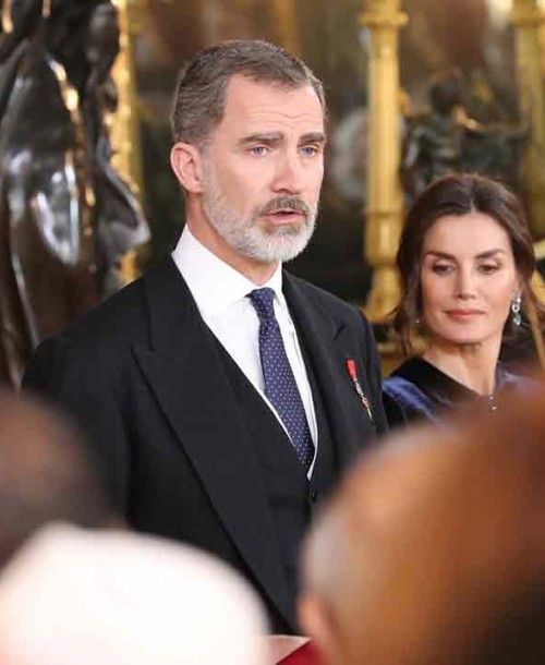 La elegancia de la reina Letizia con un look de terciopelo azul