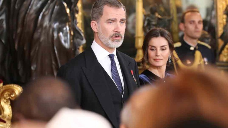 La elegancia de la reina Letizia con un look de terciopelo azul