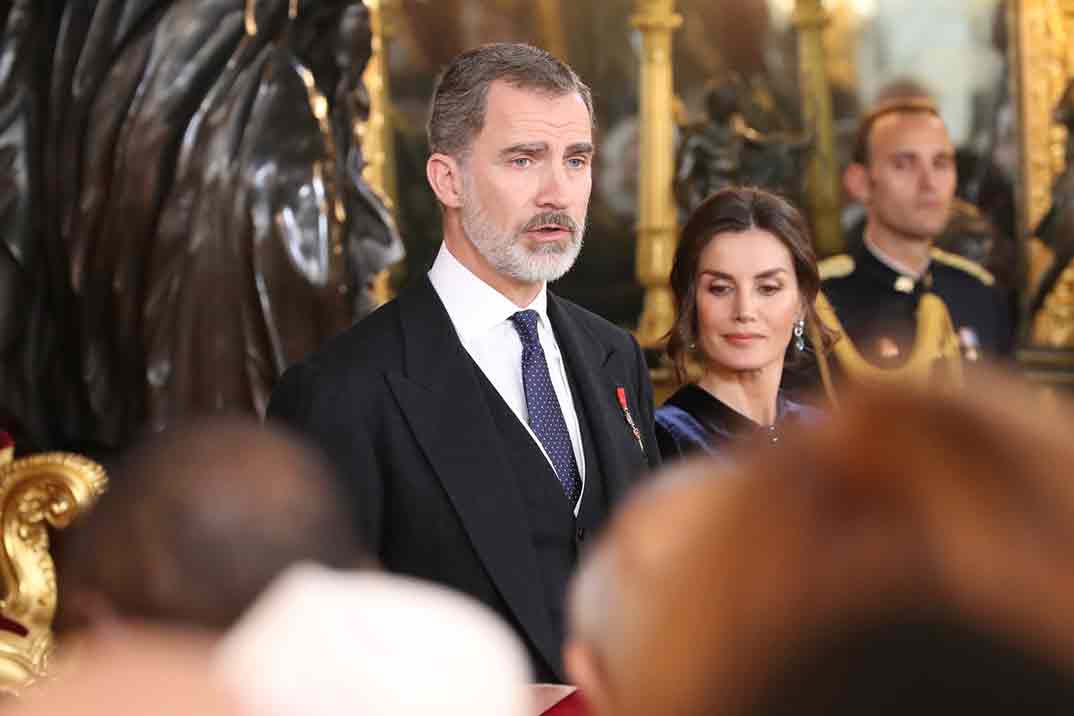 La elegancia de la reina Letizia con un look de terciopelo azul