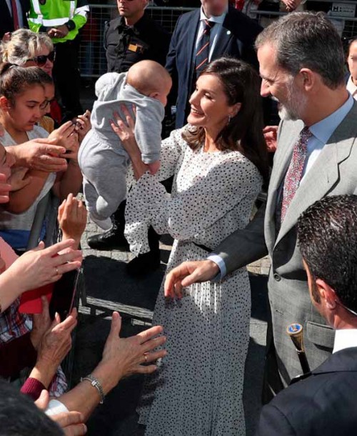 La reina Letizia apuesta por los lunares para visitar a la Virgen del Rocío