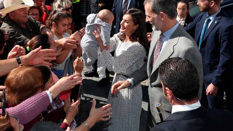 La reina Letizia apuesta por los lunares para visitar a la Virgen del Rocío