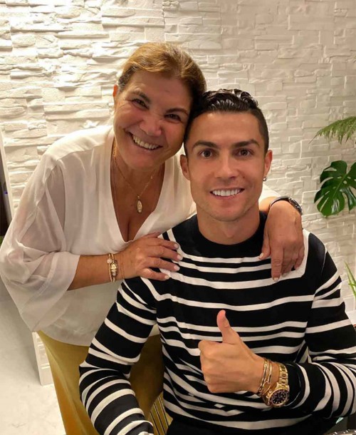 Cristiano Ronaldo muy criticado por regalarle un coche a su madre de 100.000€