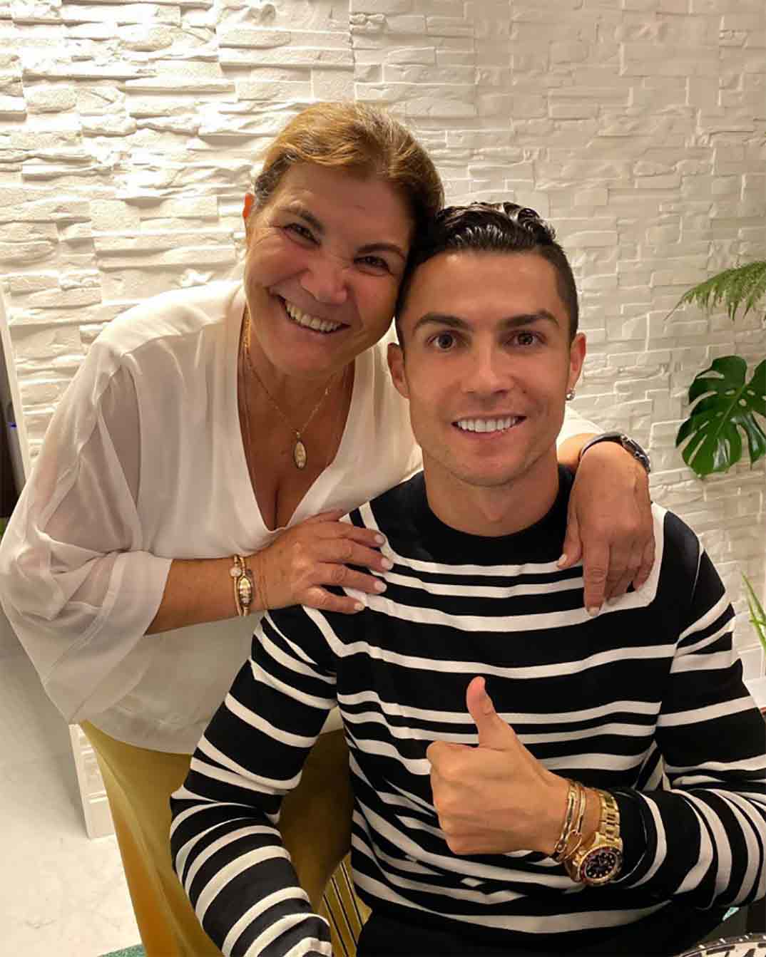 Cristiano Ronaldo con su madre © Instagram