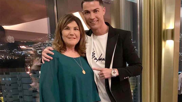 Cristiano Ronaldo con su madre © Instagram