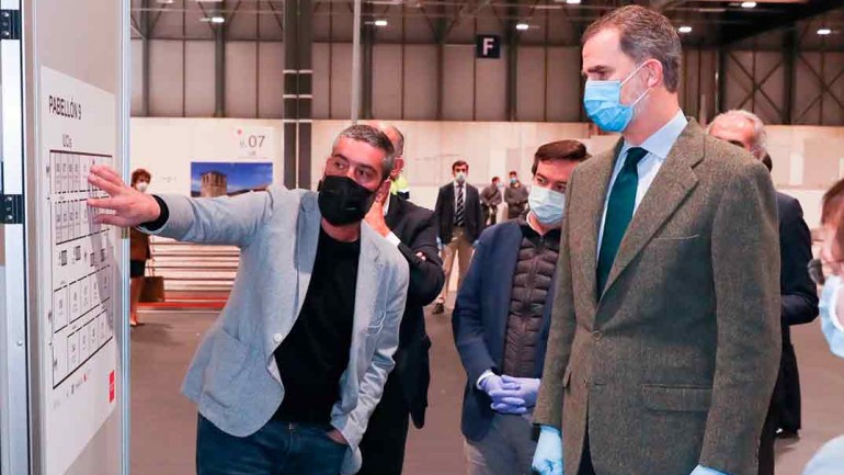 El rey Felipe visita el hospital de emergencia en el recinto Ferial de IFEMA