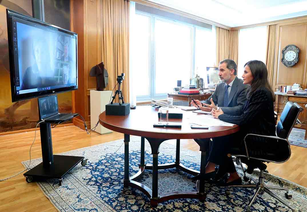 Videoconferencia de Sus Majestades los Reyes Felipe y Letizia con Cáritas © Casa S.M. El Rey