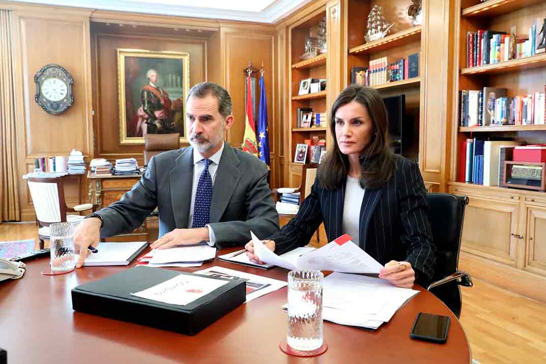 Videoconferencia de Sus Majestades los Reyes Felipe y Letizia con Cáritas © Casa S.M. El Rey