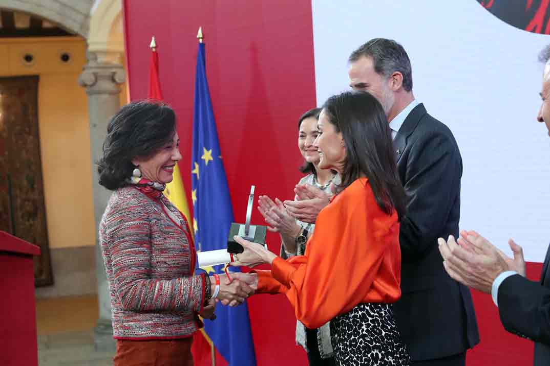 La reina Letizia copia el look de Vicky Martin Berrocal