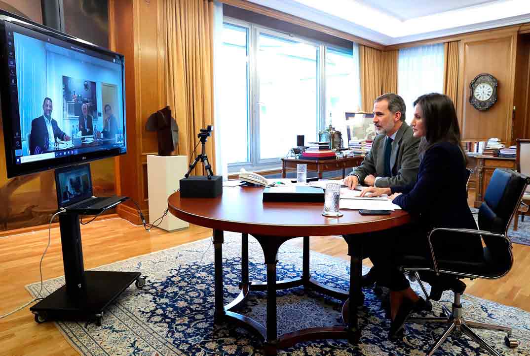 Los reyes Felipe y Letizia durante la video conferencia con el presidente de Mercadona, Juan Roig © Casa S.M. El Rey