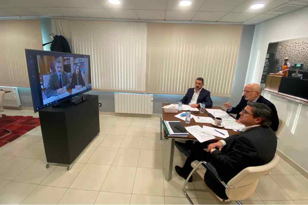 Los reyes Felipe y Letizia durante la video conferencia con el presidente de Mercadona, Juan Roig © Casa S.M. El Rey