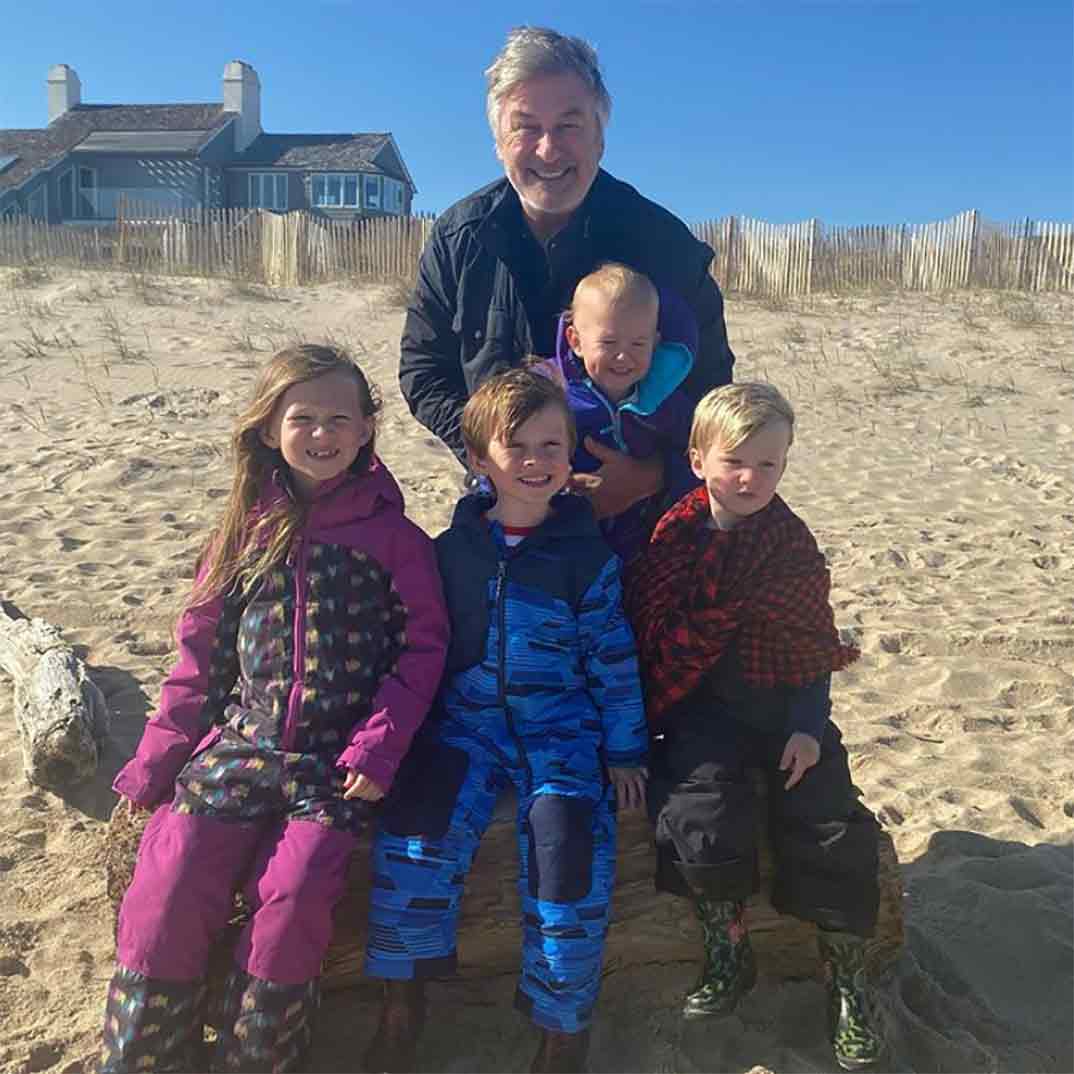 Alec Baldwin junto a sus cuatro hijos © Instagram