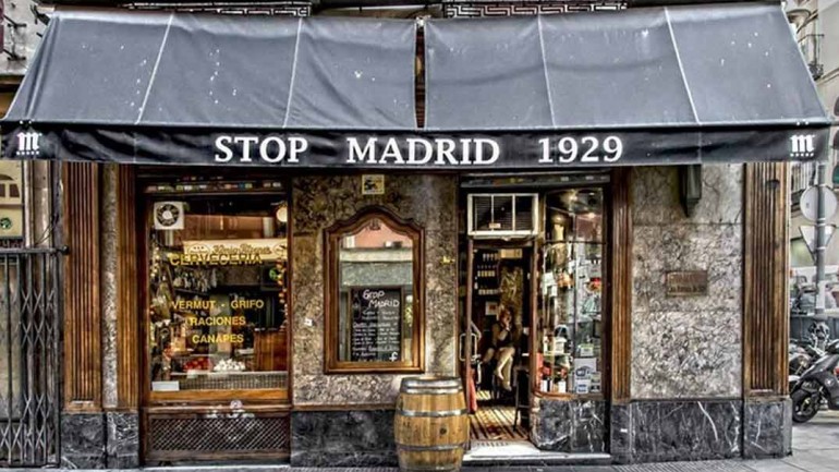 Vinos y aperitivos con nombre y mano de mujer