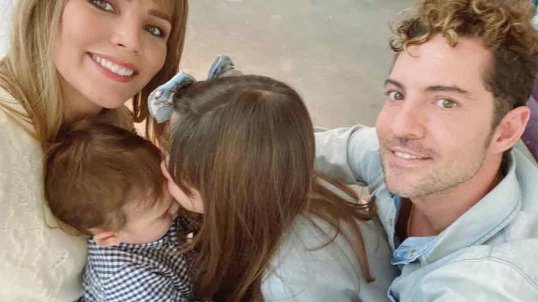 David Bisbal con Rosanna Zanetti y sus hijos © Instagram