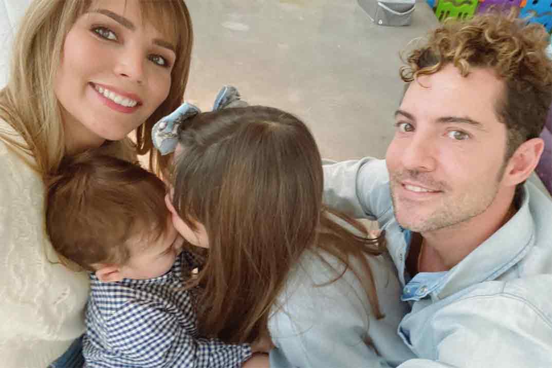 David Bisbal con Rosanna Zanetti y sus hijos © Instagram