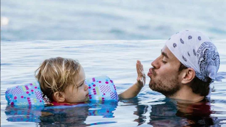 Así se divierte Enrique Iglesias con sus mellizos