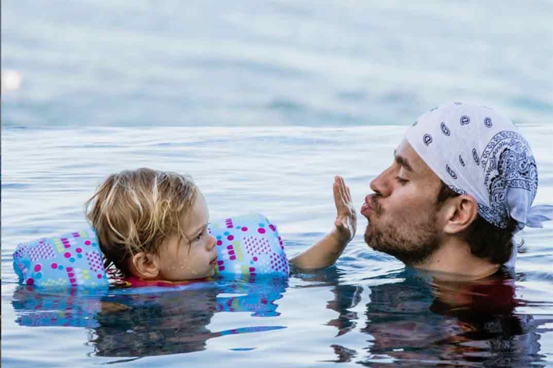 Así se divierte Enrique Iglesias con sus mellizos