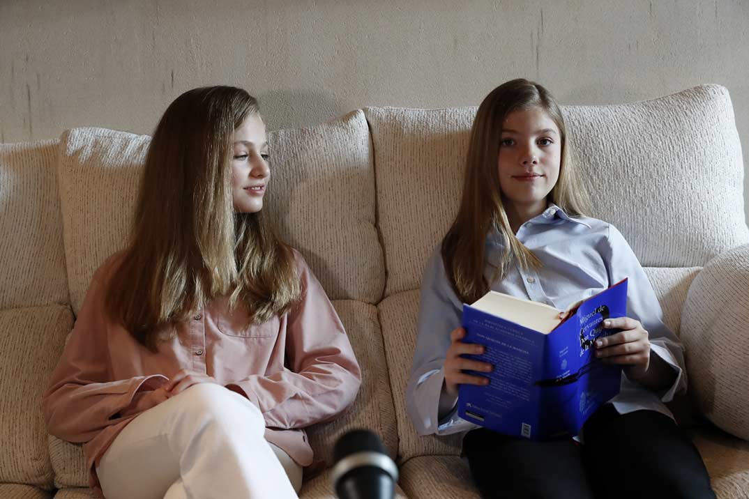 Princesa Leonor y la infanta Sofía - Lectura El Quijote- Día del Libro © Casa S.M. El Rey