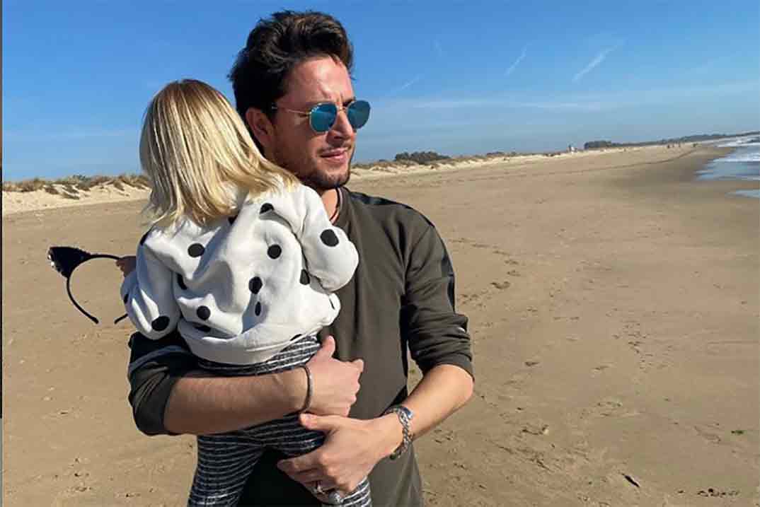 El simpático «concierto» de la hija de Manuel Carrasco, al piano con solo dos añitos