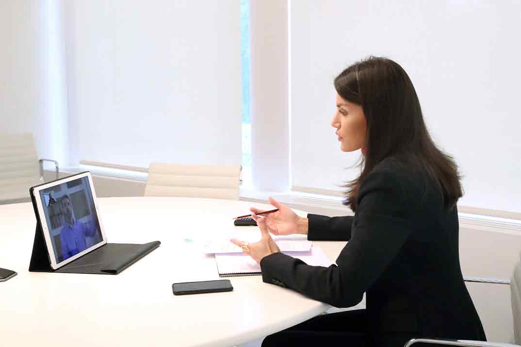 Reina Letizia - Videoconferencia con el presidente de la Federación de Asociaciones de Personas Sordociegas de España © Casa S.M. El Rey