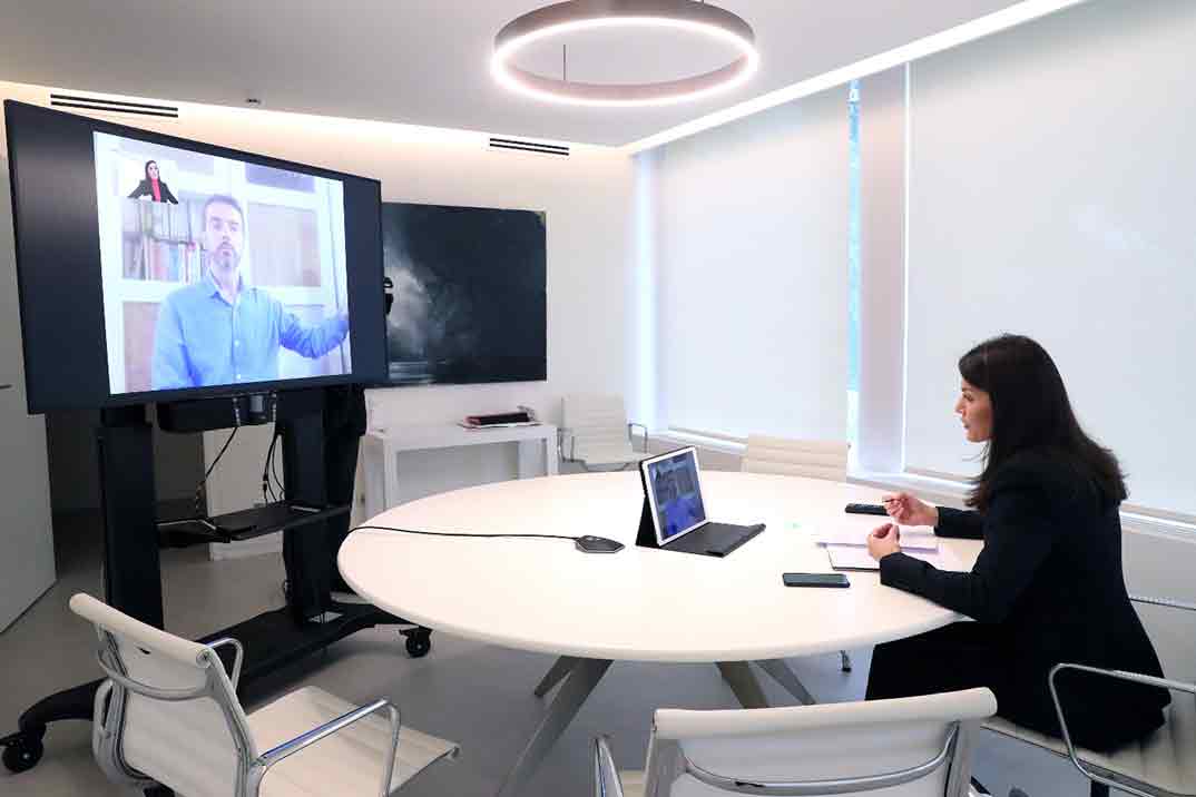 Reina Letizia - Videoconferencia con el presidente de la Federación de Asociaciones de Personas Sordociegas de España © Casa S.M. El Rey