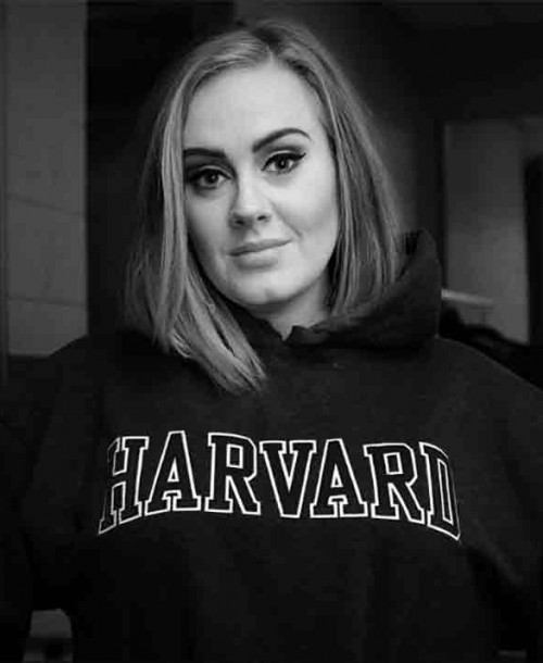 Adele celebra su 32 cumpleaños presumiendo de su sorprendente cambio físico