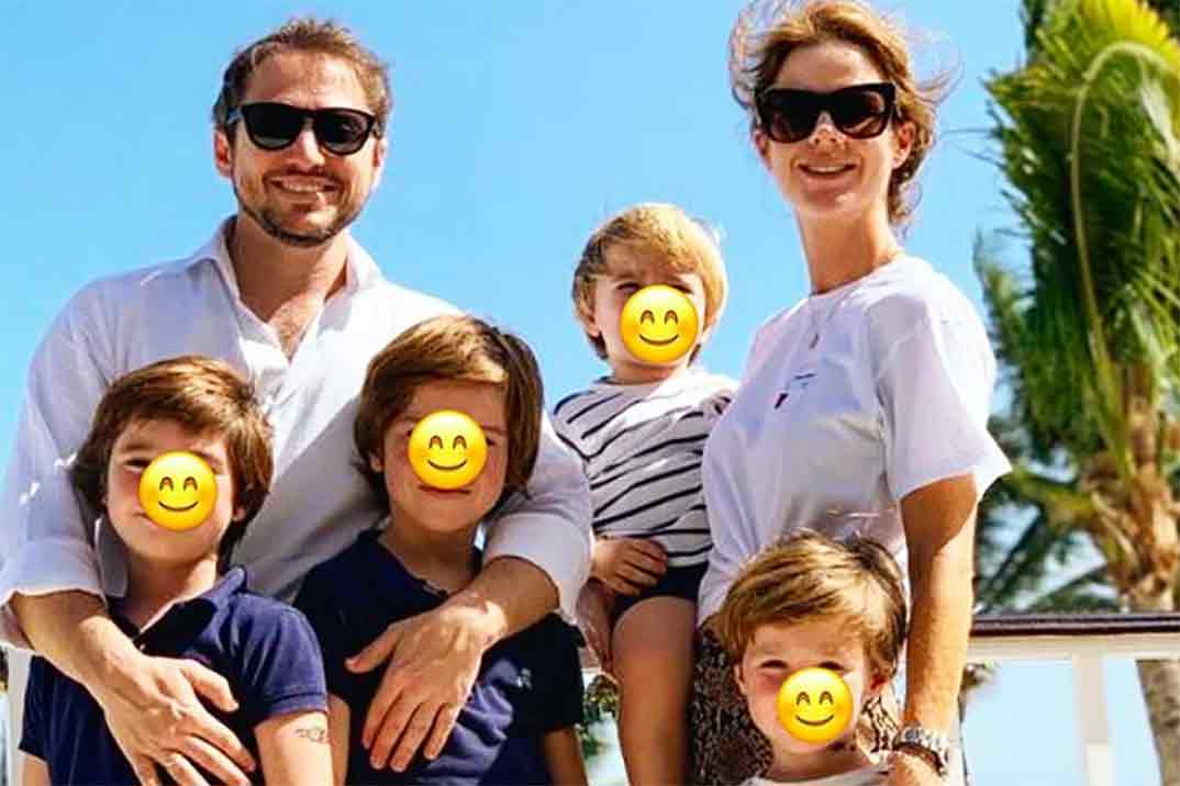 Amelia Bono y Manuel Martos con sus cuatro hijos © Instagram