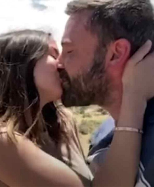 El apasionado beso de Ana de Armas y Ben Affleck en el nuevo videoclip de Residente