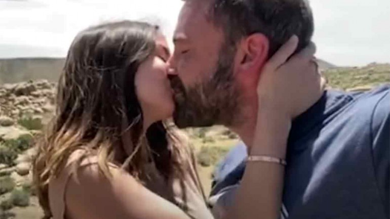 El apasionado beso de Ana de Armas y Ben Affleck en el nuevo videoclip de Residente