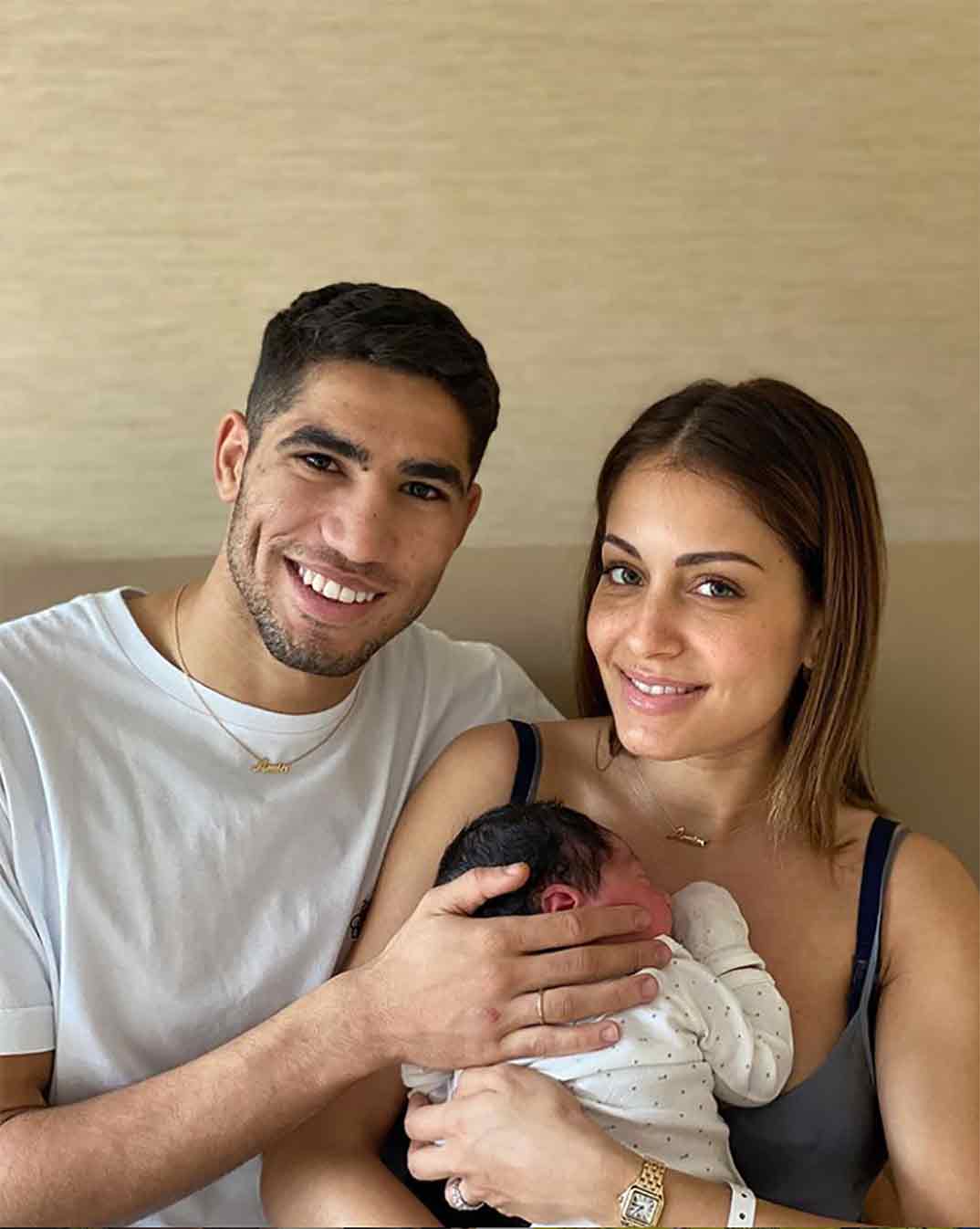 Hiba Abouk y Achraf Hakimi con el pequeño Amín © Instagram