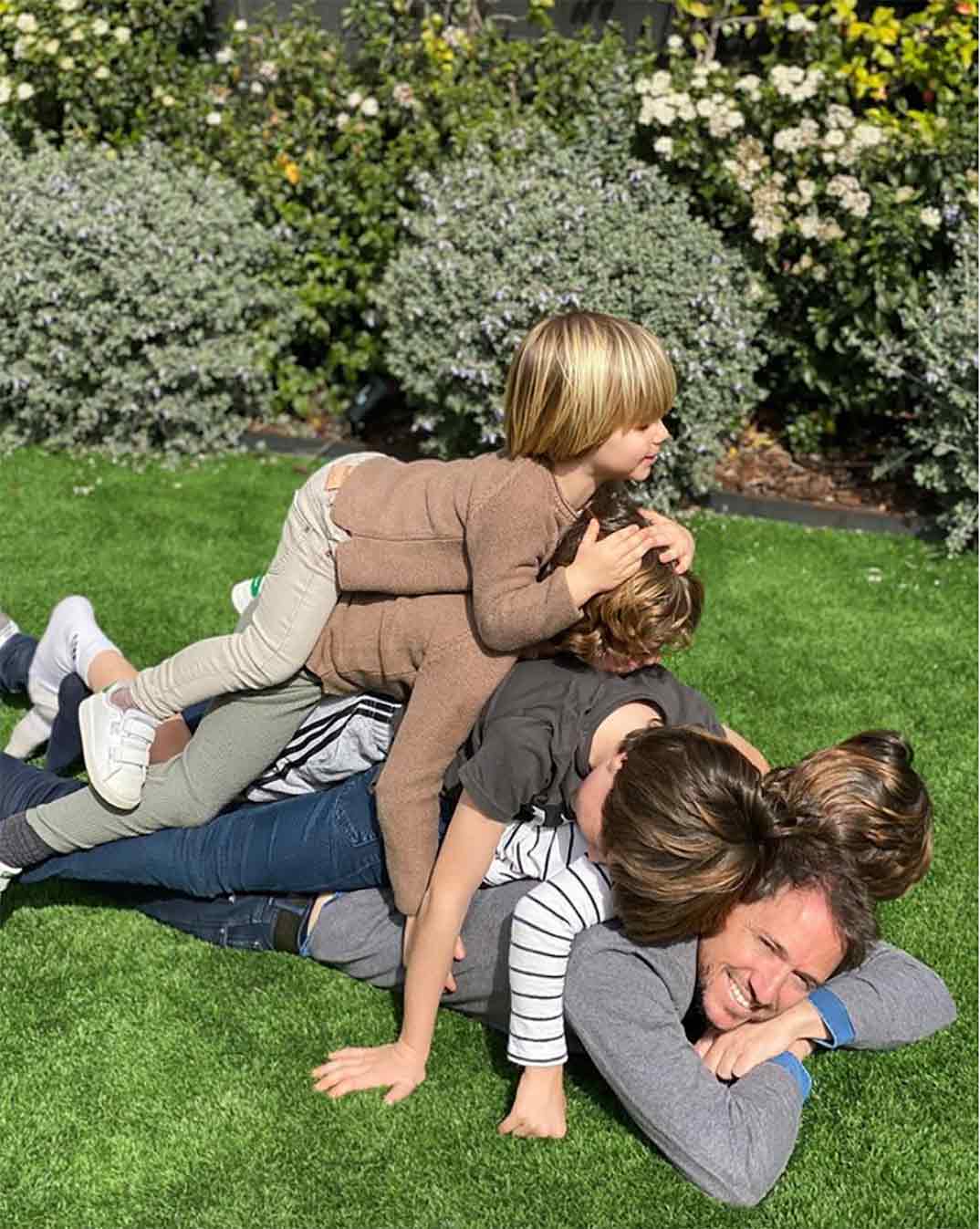 Jacobo Martos con sus cuatro hijos © Instagram
