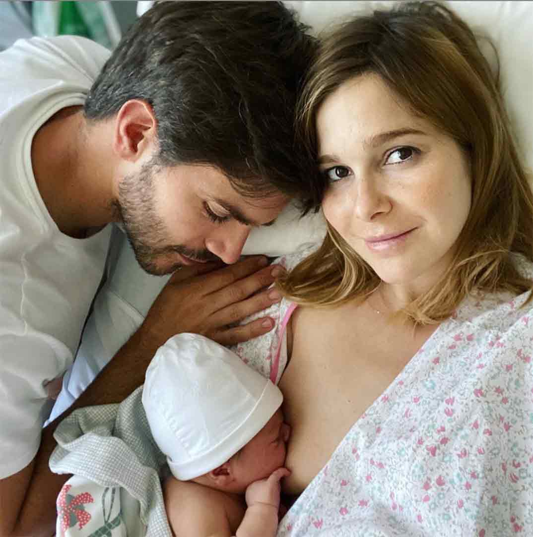 Marc Clotet y Natalia Sánchez con su hijo Neo © Instagram