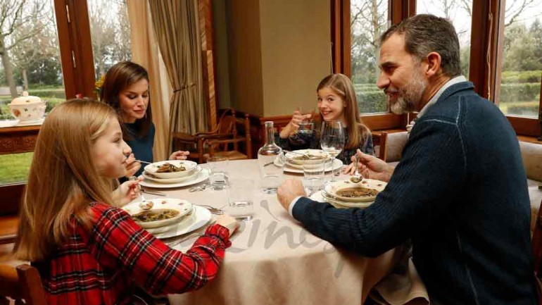¿Cómo están pasando los Reyes y sus hijas el confinamiento en casa?