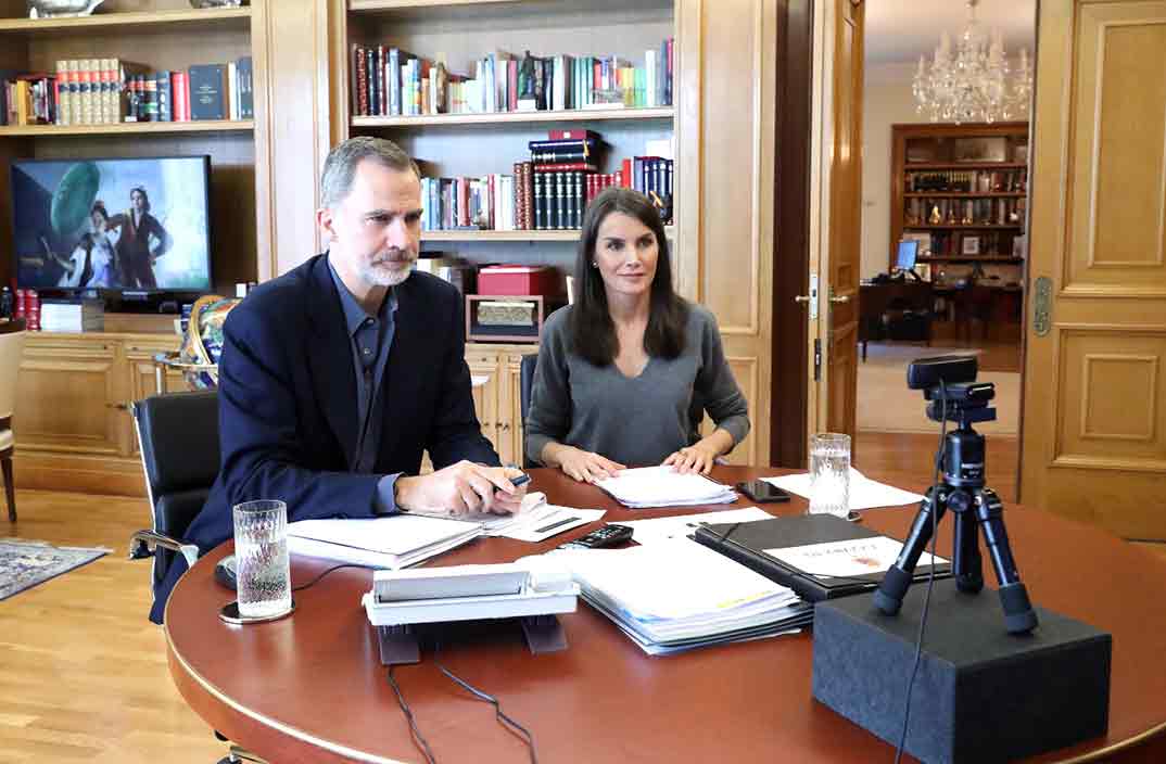 Reyes Felipe y Letizia durante el desarrollo de la videoconferencia con los representantes de la música española© Casa S.M. El Rey