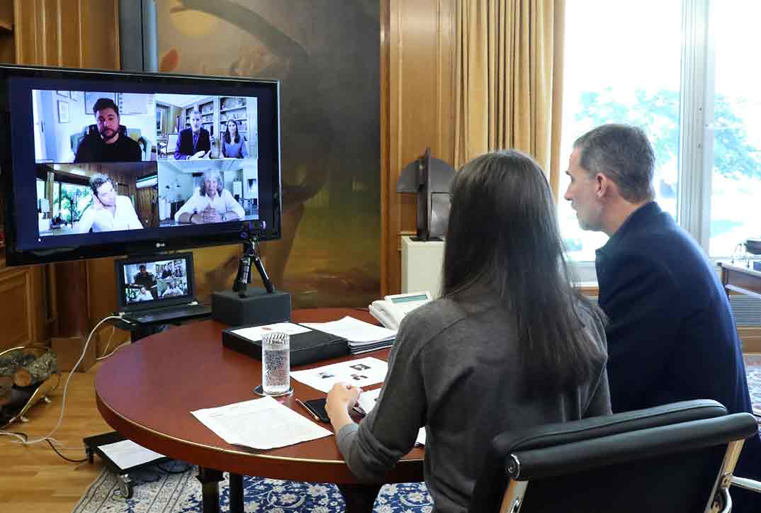 Reyes Felipe y Letizia durante el desarrollo de la videoconferencia con los representantes de la música española© Casa S.M. El Rey